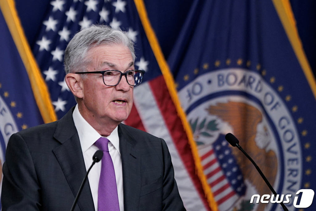 (워싱턴 로이터=뉴스1) 우동명 기자 = 제롬 파월 연방준비제도(Fed) 의장이 26일(현지시간) 워싱턴에서 기준 금리를 0.25%포인트 인상한  FOMC 정례회의를 마친 뒤 기자회견을 갖고 "데이터가 뒷받침된다면 기준금리를 9월 회의에서 올리는 것도 틀림없이 가능하고, 유지를 선택하는 것 또한 가능하다"고 밝히고 있다. 2023.7.27  ⓒ 로이터=뉴스1  Copyright ? 뉴스1. All rights reserved. 무단 전재 및 재배포 금지.