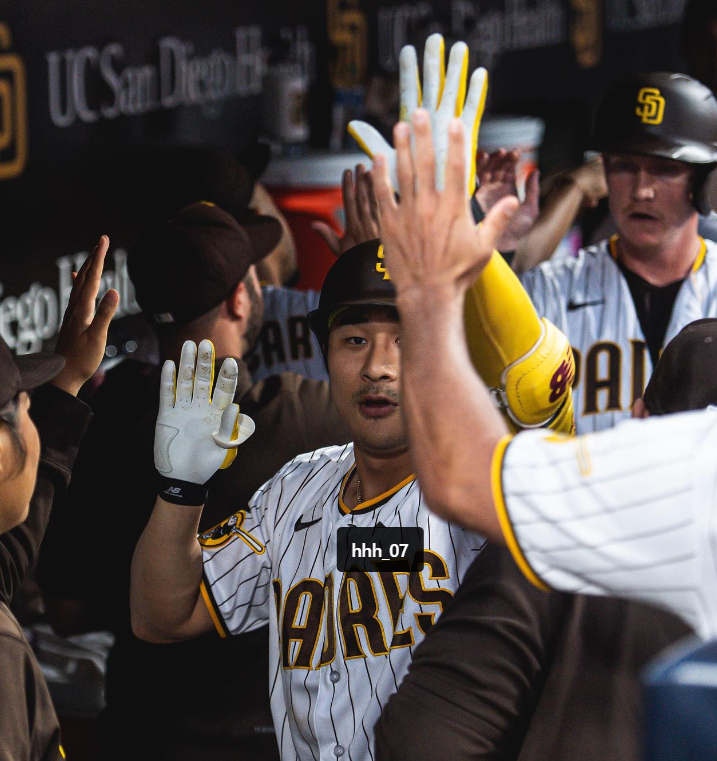 김하성이 만루포를 친 뒤 더그아웃에서 동료들과 함께 기쁨을 나누고 있다. /사진=샌디에이고 파드리스 공식 SNS