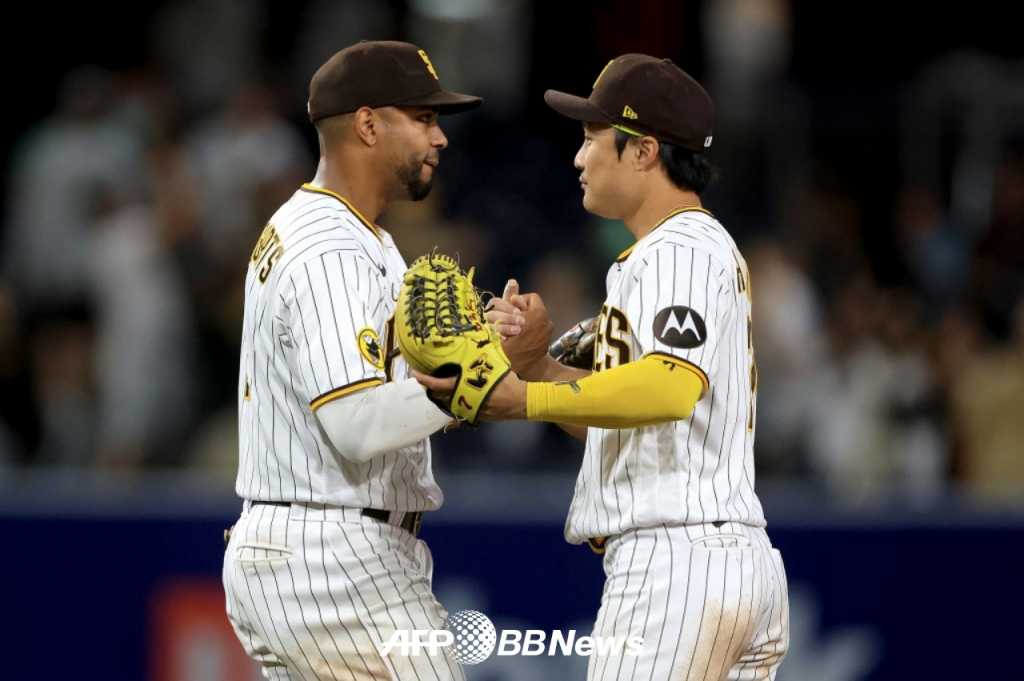 김하성(오른쪽)이 22일(한국시간) 마이애미전에서 승리 후 잰더 보가츠와 함께 손을 맞잡으며 기쁨을 나누고 있다. /AFPBBNews=뉴스1