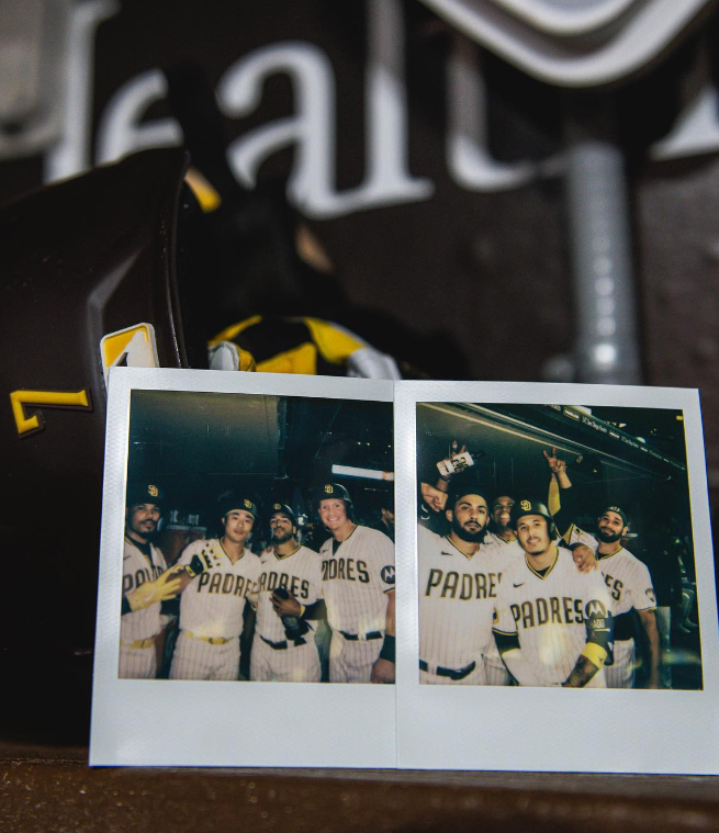 김하성이 만루포를 친 뒤 동료들과 함께한 모습(왼쪽). /사진=샌디에이고 공식 SNS