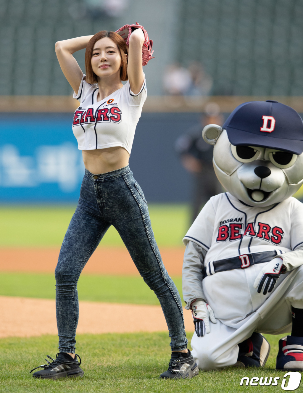 (서울=뉴스1) 이재명 기자 = DJ 소다가 28일 오후 서울 송파구 잠실야구장에서 열린 프로야구 '2023 신한은행 SOL KBO리그' LG 트윈스와 두산 베어스의 경기에 앞서 시구를 하고 있다. 2023.7.28/뉴스1  Copyright ? 뉴스1. All rights reserved. 무단 전재 및 재배포 금지.