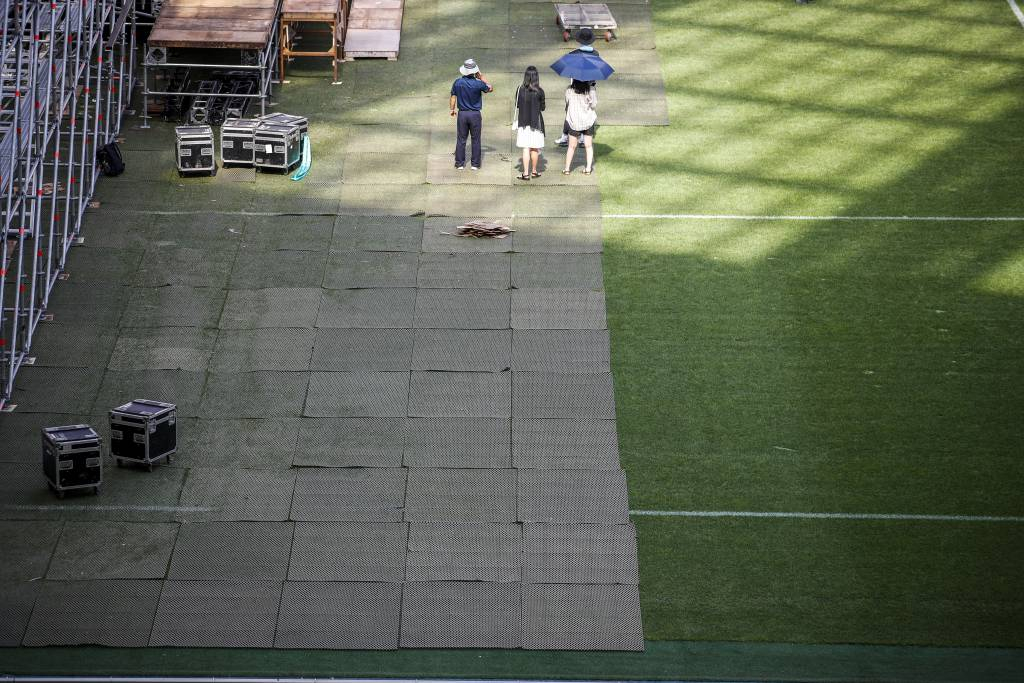 [서울=뉴시스] 정병혁 기자 = 9일 서울 마포구 서울월드컵경기장에 설치된 2023 새만금 세계스카우트잼버리 K-팝 콘서트 무대에 잔디 보호용 패드가 설치되어 있다.  2023.08.09.