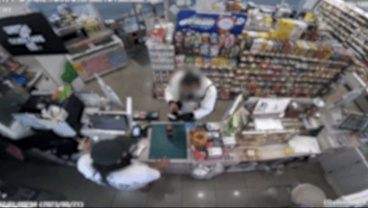 21일 오후 7시 전북 익산시 남중동의 한 편의점에서 30대 외국인 A씨가 장난감 총을 보여주며 강도 행각을 벌이는 장면 /사진=뉴스1