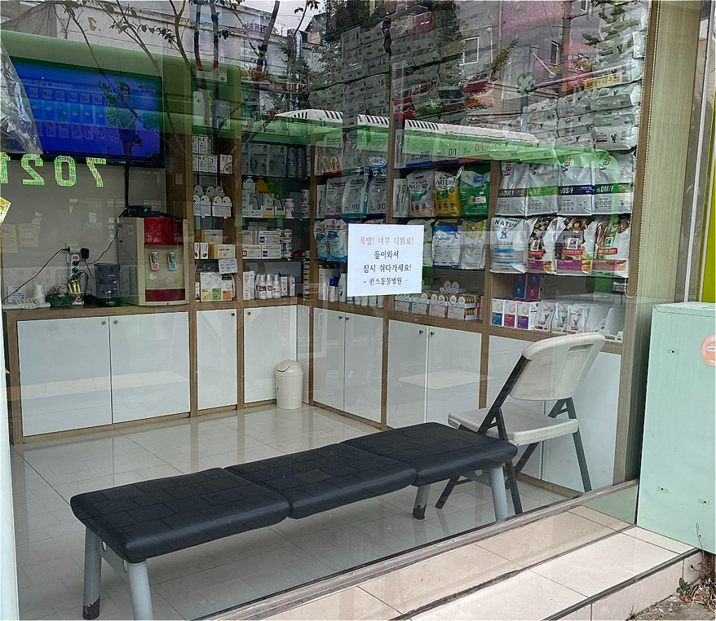 그 친절함 덕분에, 더위에 취약한 어르신도 아이도 들어와서 시원하게 머물러 갔단다./사진=남형도 기자