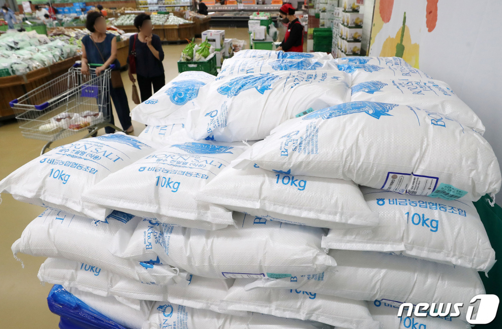 (서울=뉴스1) 박세연 기자 = 22일 서울 서초구 하나로마트 양재점에서  천일염을 판매하고 있다.   이날 일본의 후쿠시마 방사능 오염수의 해양 방류 시작 일정이 오는 24일로 정해지며 천일염 수요가 늘어나고 있다. 2023.8.22./뉴스1  Copyright ? 뉴스1. All rights reserved. 무단 전재 및 재배포 금지.
