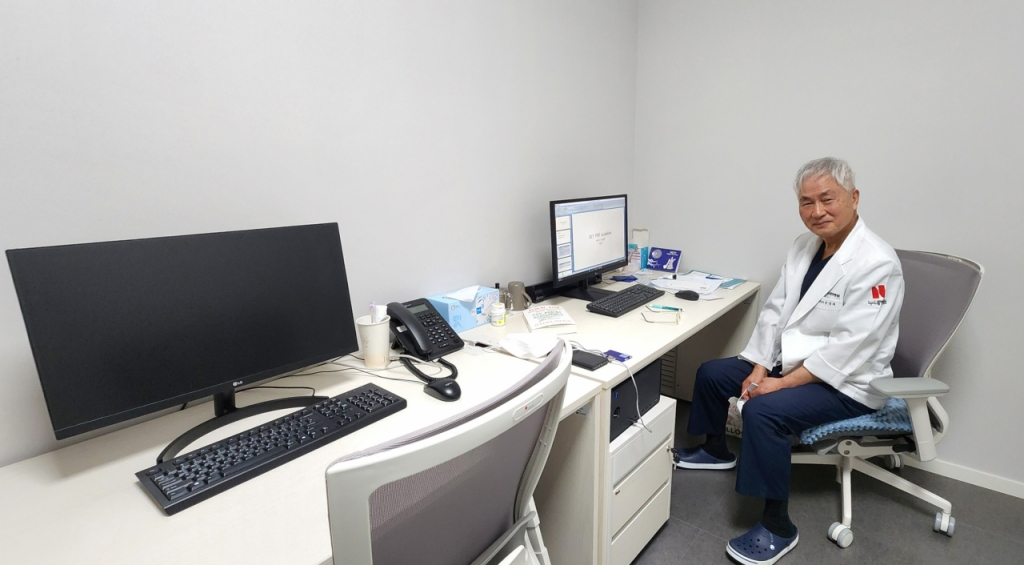 녹내장 권위자로 평가받는 홍영재 병원장의 병원장실은 창문도 없는 좁은 방으로, 의외로 조촐했다./사진=정심교 기자