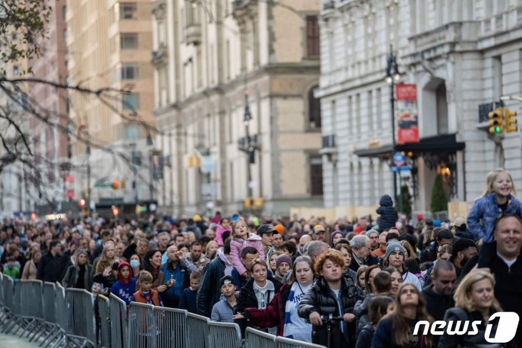 (뉴욕 AFP=뉴스1) 우동명 기자 = 23일 (현지시간) 뉴욕에서 메이시스 추수감사절 퍼레이드에 앞서 준비 중인 풍선을 보기 위해 주민들이 몰려 나와 있다.  ⓒ AFP=뉴스1  Copyright ? 뉴스1. All rights reserved. 무단 전재 및 재배포 금지.