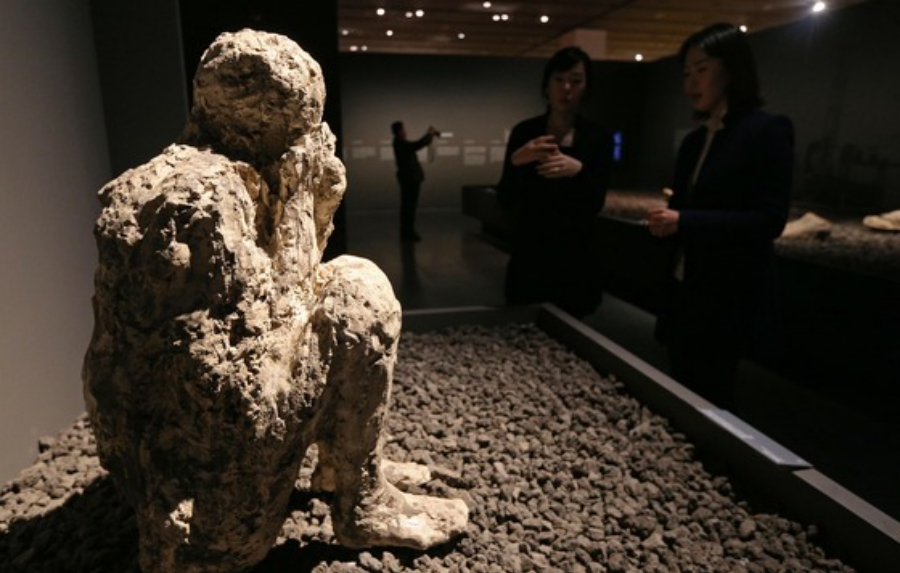 = 8일 서울 용산구 국립중앙박물관에서 기획전시실에서 열린 '로마제국의 도시문화와 폼페이'전 언론공개회에서 참석자들이 '웅크린 남자' 석고상을 카메라에 담고 있다. 폼페이에서 출토된 고대 로마시대의 조각품, 장신구, 벽화, 캐스트 등 298건의 진귀한 유물을 만날 수 있는 이번 전시회는 9일부터 내년 4월 5일까지 국립중앙박물관에서 열린다. 2014.12.08/뉴스1  