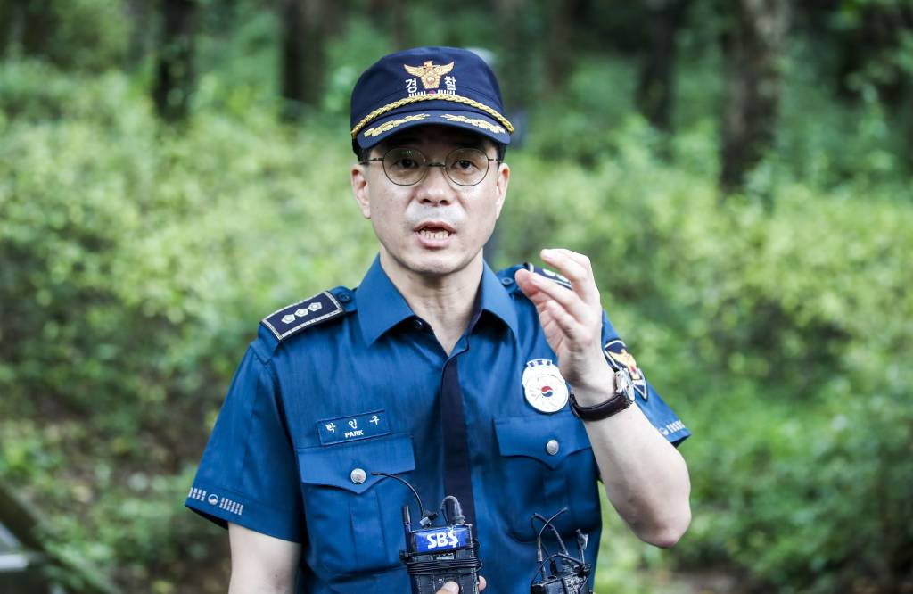 [서울=뉴시스] 정병혁 기자 = 박인구 관악경찰서 112실장이 23일 서울 관악구 목골산 둘레길 입구에서 순찰에 앞서 취재진의 질문에 답하고 있다. 관악경찰서는 '관악 둘레길 산악순찰대'를 시범 운영하며 최근 성폭행 사건이 발생한 목골산을 비롯한 관악산 일대 둘레길을 매일 순찰한다고 밝혔다. 2023.08.23.