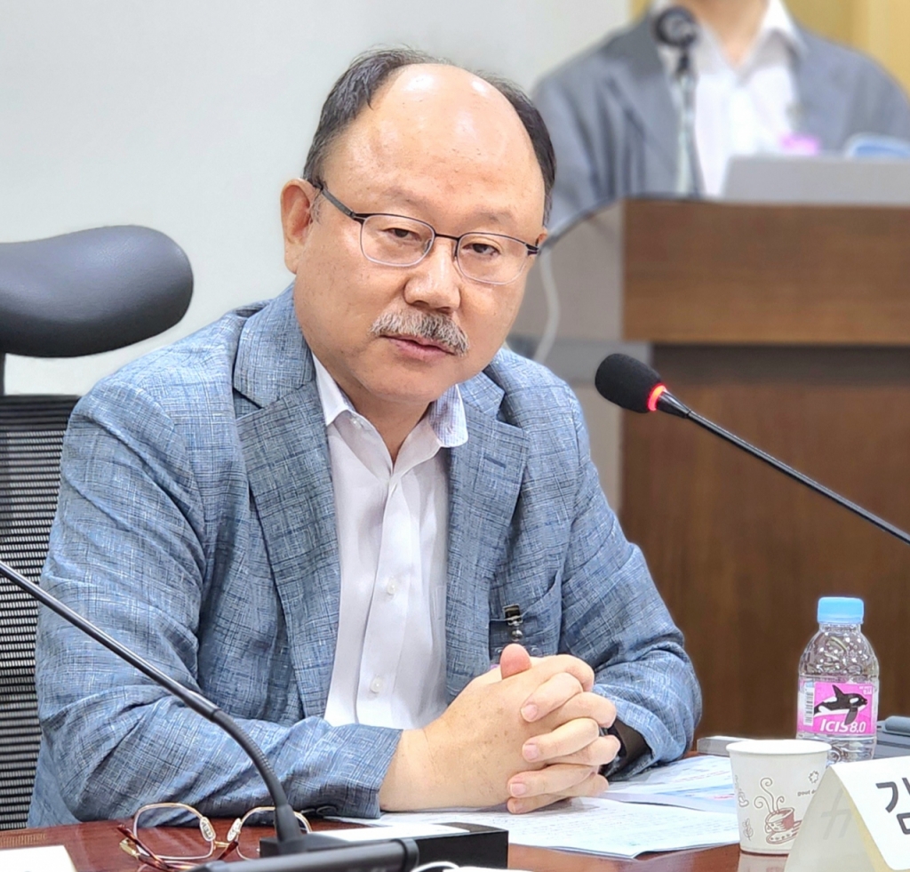 이날 김재규 대한소화기학회 이사장은 소화기내과 전문의들이 대거 개원하며 상급종합병원을 이탈하는 상황을 호소하고 정부의 대책 마련을 촉구했다. /사진=정심교 기자