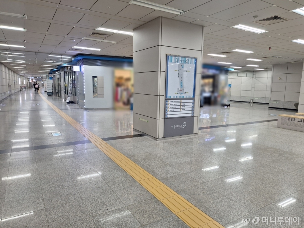 23일 오후 2시 서울메트로 9호선 국회의사당역은 국민재난안전포털에 안내된  대피소 중 하나였지만 훈련을 안내해주는 사람이 없었다. 지하철 내부에는 10명 남짓한 사람들만 휴대폰을 하며 앉아있었다. 그 외의 시민들은 자유롭게 지하철 에스컬레이터를 타고 내외부를 이동했다./사진=김지은 기자