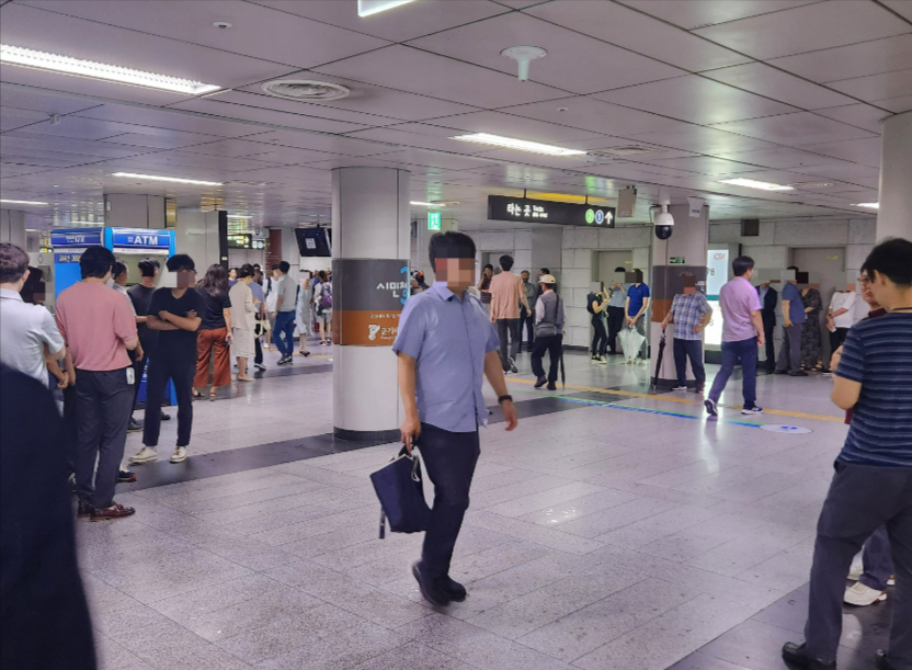 23일 오후 2시부터 20분간 진행된 민방위 훈련으로 지하철역 외부로의 통행이 금지됐다. 서울지하철 1호선 시청역 역사 내에 시민들이 대기하고 있다./사진=최지은 기자