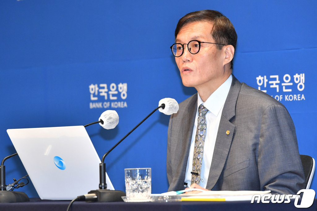(서울=뉴스1) 사진공동취재단 = 이창용 한국은행 총재가 24일 서울 중구 한국은행에서 8월 금통위 금리 결정에 대한 기자간담회를 하고 있다.  이날 금통위는 현행 연 3.50%인 기준금리를 유지하기로 했다. 지난 2월, 4월, 5월, 7월에 이은 5연속 동결이다. 2023.8.24/뉴스1  Copyright ? 뉴스1. All rights reserved. 무단 전재 및 재배포 금지.