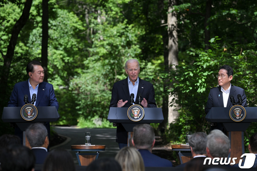 (서울=뉴스1) 오대일 기자 = 윤석열 대통령과 조 바이든 미국 대통령, 기시다 후미오 일본 총리가 18일(현지시간) 미국 워싱턴DC 인근 대통령 별장인 캠프 데이비드에서 한미일 정상 공동기자회견을 하고 있다. (대통령실 제공) 2023.8.18/뉴스1  Copyright ? 뉴스1. All rights reserved. 무단 전재 및 재배포 금지.