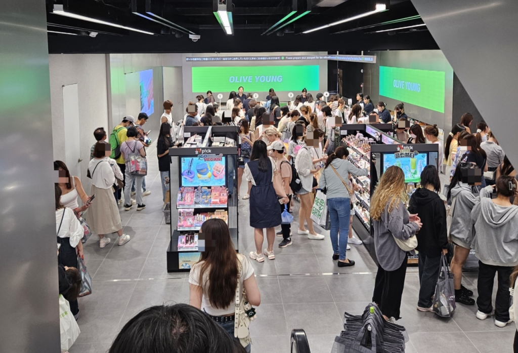 지난 24일 오후 찾은 올리브영 명동점 모습. 계산대를 중심으로 고객들의 줄이 길게 늘어서 있다/사진=조한송 기자