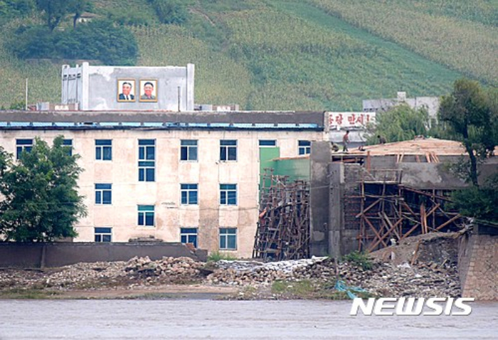 【투먼(지린성)=뉴시스】박진희 기자 = 중국 지린성 연변조선자치구 북·중 접경 지역인 북한 함경북도 온성군 남양은 제10호 태풍 '라이언록'의 영향으로 두만강이 범람, 제방이 무너지고 주택과 농경지가 침수되는 큰 피해를 있었다. 사진은 2016년 9월 2일 중국 지린성 투먼시 두만강나루터에 바라본 북한 지역 건설현장에 북한 주민이 보이고 있다.