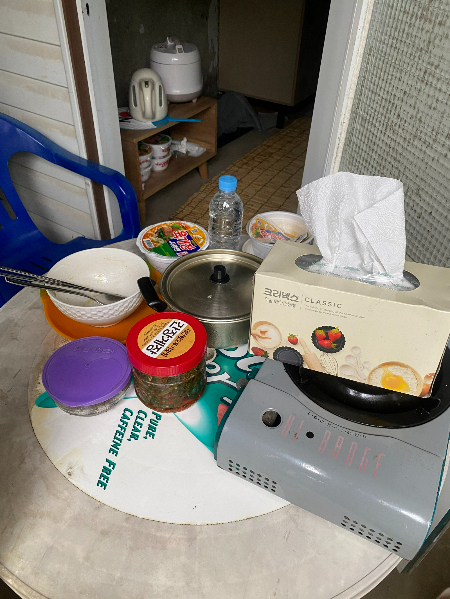 육개장 컵라면으로 점심을 때우고 있었다./사진=남형도 기자