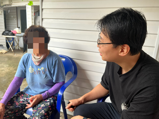 서울에서 여기까지 와서 이야길 들어줘서 너무 고맙다고. 그게 다름 아닌 심리 지원이라고 했다. 당신들에게 관심을 갖고 신경 쓰는 우리들이 있다고 전해주는 것. 수해 피해를 입은 할머니 이야기를 듣는 기자./사진=이동환 에이팟코리아 팀장