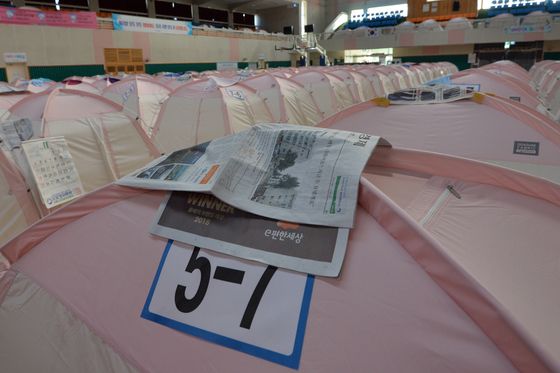 경북 포항시 북구 흥해실내체육관에서 지진 이재민들이 머물턴 텐트./사진=뉴스1
