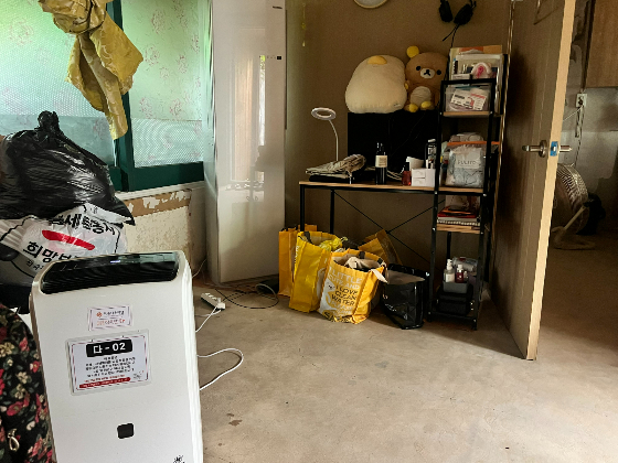 수해 피해를 입은 강원도 고성 주민의 집안./사진=남형도 기자