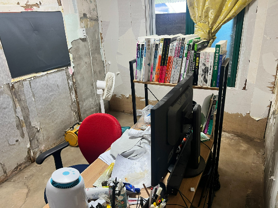 물이 잠겨 엉망이 된 집. 그럼에도 책상이 있는 곳이 여기뿐이라, 아이는 축축한 방 안으로 돌아와 공부한단다. 재난 지원이 비단 텐트를 설치하고, 구호 물품을 전달하는 것뿐만은 아닐 거라고./사진=남형도 기자