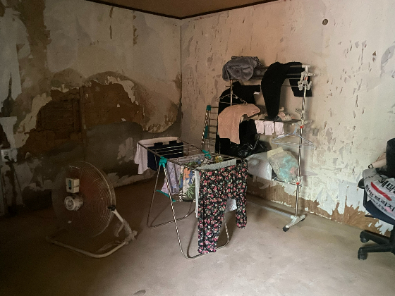 강원도 고성에 거주하는 김승학씨의 집 내부. 태풍 피해를 입은지 2주가 흘렀음에도 집안이 여전히 습하고 축축해, 쉬이 마르지 않았다./사진=남형도 기자