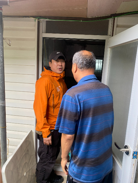 섬세하게 살펴보고 지원에 나선 이동환 에이팟코리아 팀장(왼쪽). 그 덕분에 승학씨(오른쪽)는 지옥 같던 경로당에서 나와 여관에서 편히 지낼 수 있게 됐다./사진=남형도 기자