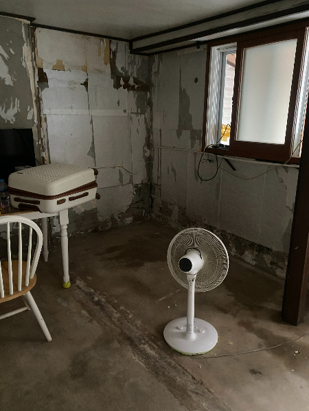 태풍 피해를 입은 강원도 고성 주민(할머니)의 집 내부. 휑하고 습하고 축축했다./사진=남형도 기자