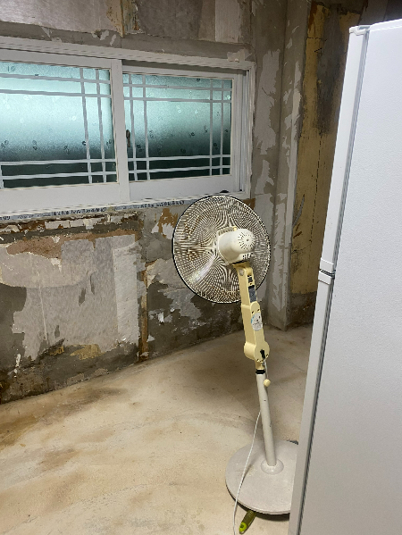 선풍기로 겨우 말리고 있는 승학씨의 집 내부./사진=남형도 기자