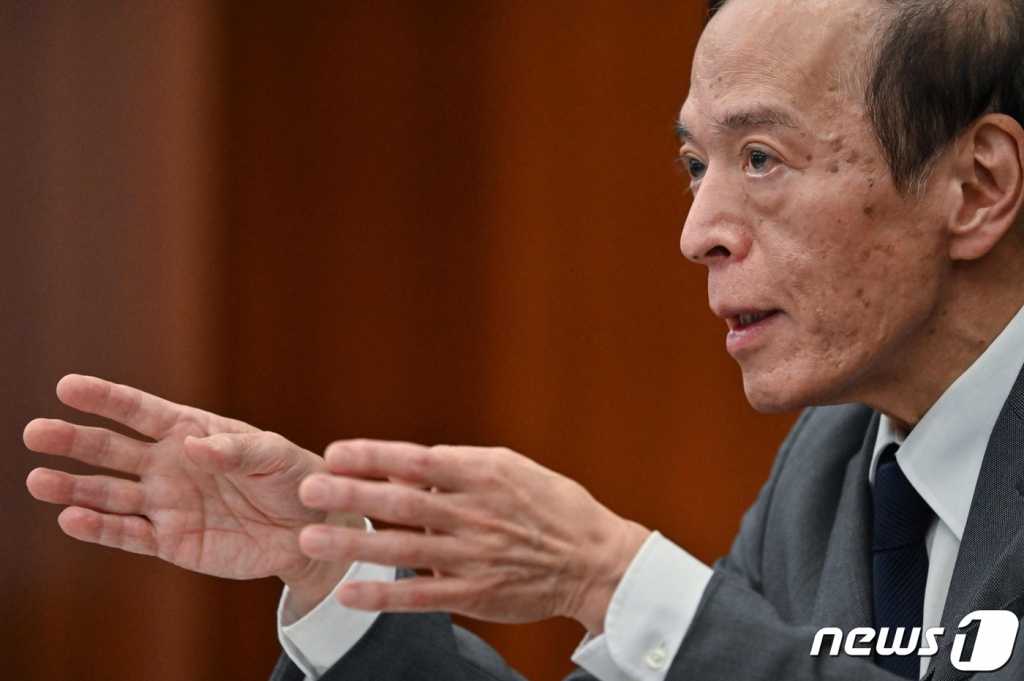 (도쿄 AFP=뉴스1) 우동명 기자 = 우에다 가즈오 일본은행 총재가 25일(현지시간) 도쿄의 일본은행 본사에서 일부 외신과 인터뷰를 갖고 “임금 인상이 인플레이션의 지속성을 높일 수 있다”고 밝히고 있다. 2023.5.26  ⓒ AFP=뉴스1  Copyright ? 뉴스1. All rights reserved. 무단 전재 및 재배포 금지.