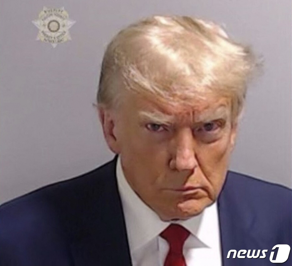 도널드 트럼프 전 대통령이 24일 (현지시간) 2020년 대선 결과 뒤집기 시도 혐의 등으로 조지아주 풀턴 카운티 구치소에 출두해 촬영된 머그 샷이 보인다./AFPBBNews=뉴스1