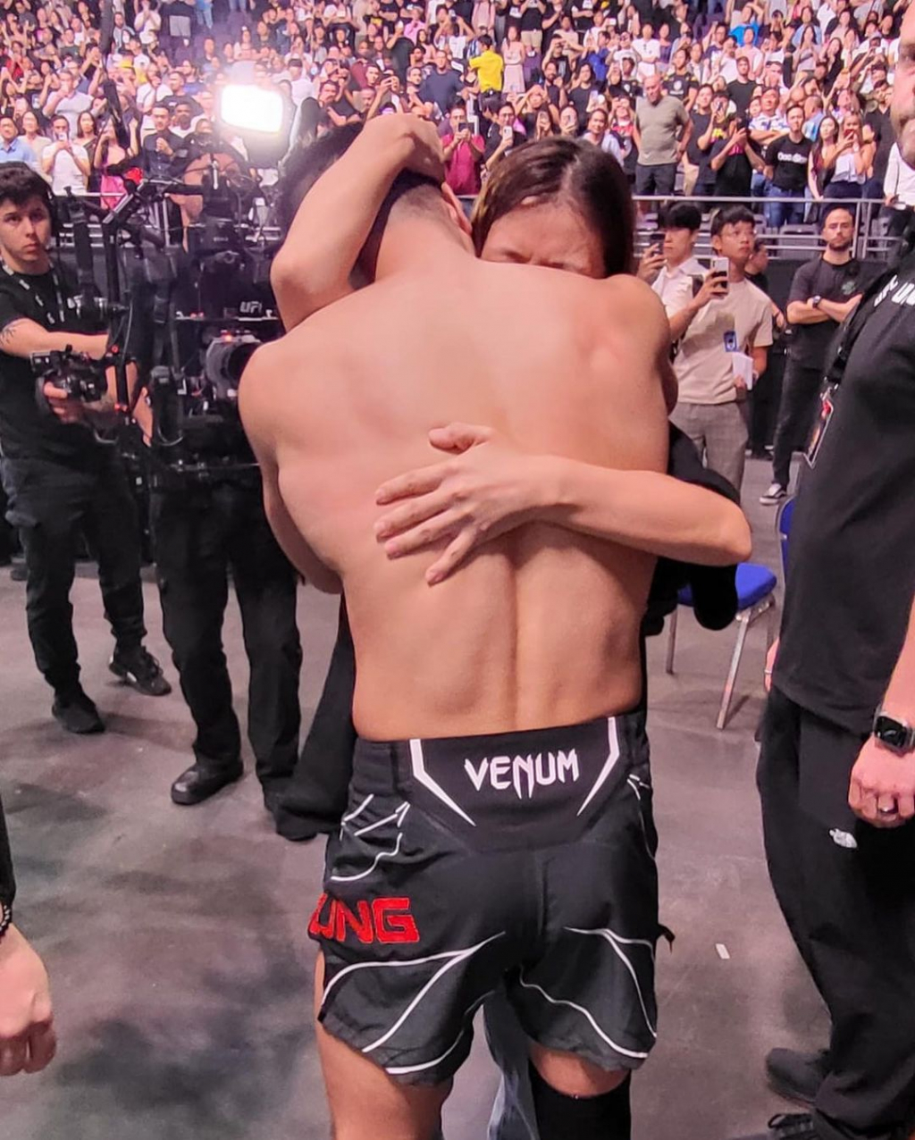 경기를 마치고 내려온 정찬성(왼쪽)이 아내와 끌어안고 있다. /사진=UFC 공식 SNS