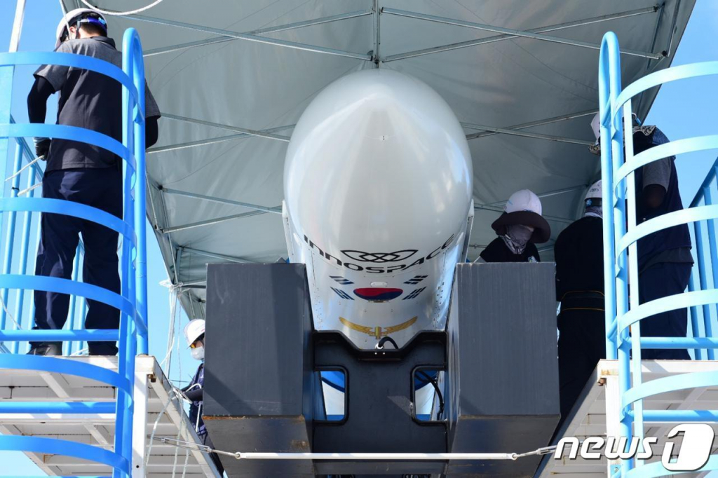 (서울=뉴스1) = 우주 발사체 스타트업 '이노스페이스'는 7일 오후(브라질 시간)에 브라질 알칸타라 우주센터에서 엔진 성능 검증용 시험발사체 '한빛-TLV' 시험발사하기로 결정했다고 밝혔다. 사진은 발사대에 거치된 시험발사체 '한빛-TLV' (이노스페이스 제공) 2023.3.7/뉴스1 Copyright ? 뉴스1. All rights reserved. 무단 전재 및 재배포 금지.