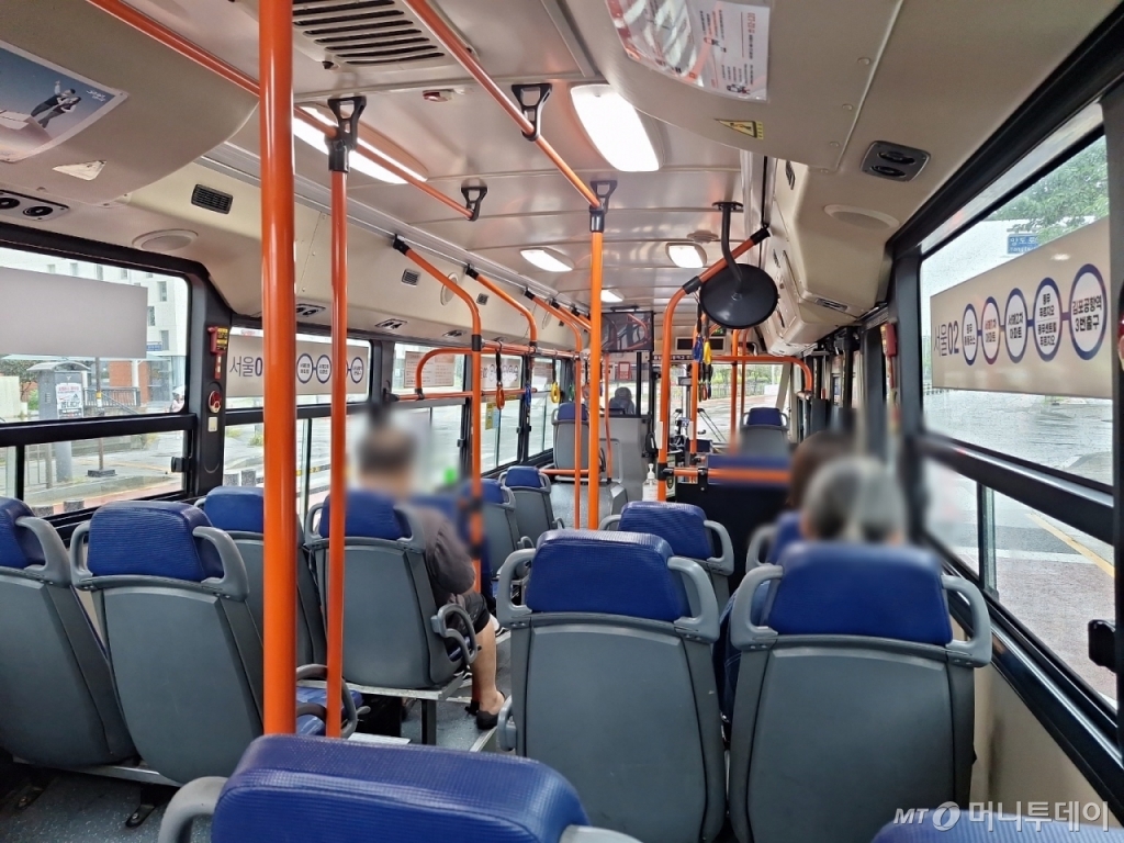 28일 오전 8시5분쯤 서울동행버스 02번 내부 모습. 승객이 4명 정도 있으며 한산하고 쾌적한 모습이다. /사진=김지은 기자 