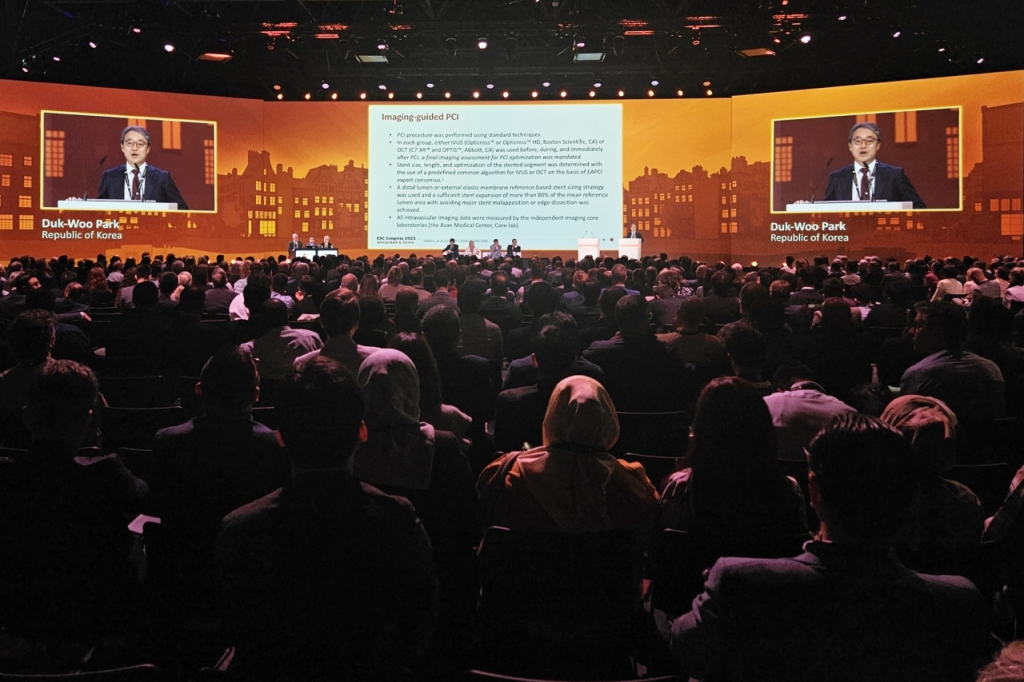 박덕우 심장내과 교수가 네덜란드 암스테르담에서 열린 유럽심장학회 연례학술대회 메인 세션에서 발표하고 있다./사진=서울아산병원  