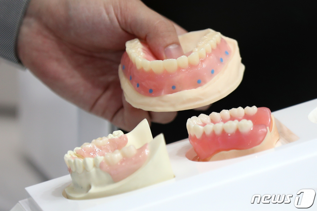 (서울=뉴스1) 민경석 기자 = 26일 오후 서울 강남구 코엑스에서 열린 '제20회 서울국제치과기자재전시회(SIDEX2023)'을 찾은 관람객들이 다양한 종류의 치과용 보철물을 살펴보고 있다.  이번 전시회는 전 세계 40여개국, 200여개 치과 관련 기업들이 참가하는 국내 최대 규모의 치과 전시회다. 2023.5.26/뉴스1  Copyright ? 뉴스1. All rights reserved. 무단 전재 및 재배포 금지.