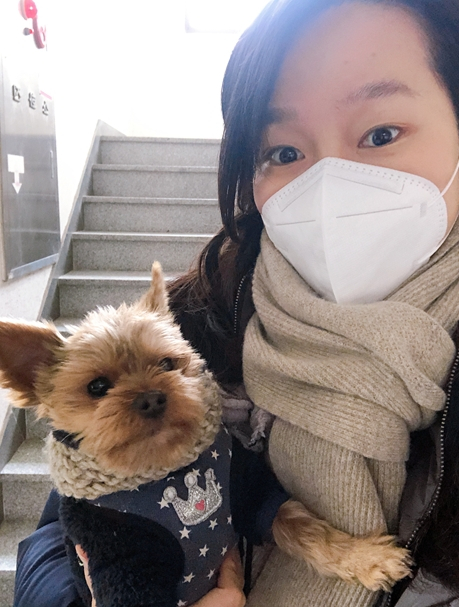 겨울날 야무지게 따뜻한 옷을 입은 뚜뚜와 보호자 은희씨. 영원히 남기에 뚜뚜와의 사진도 남기고 싶었다고. 평범하고 안녕한 행복이 뚜뚜 가족들에게 평온히 이어지기를./사진=뚜뚜 보호자 고은희씨