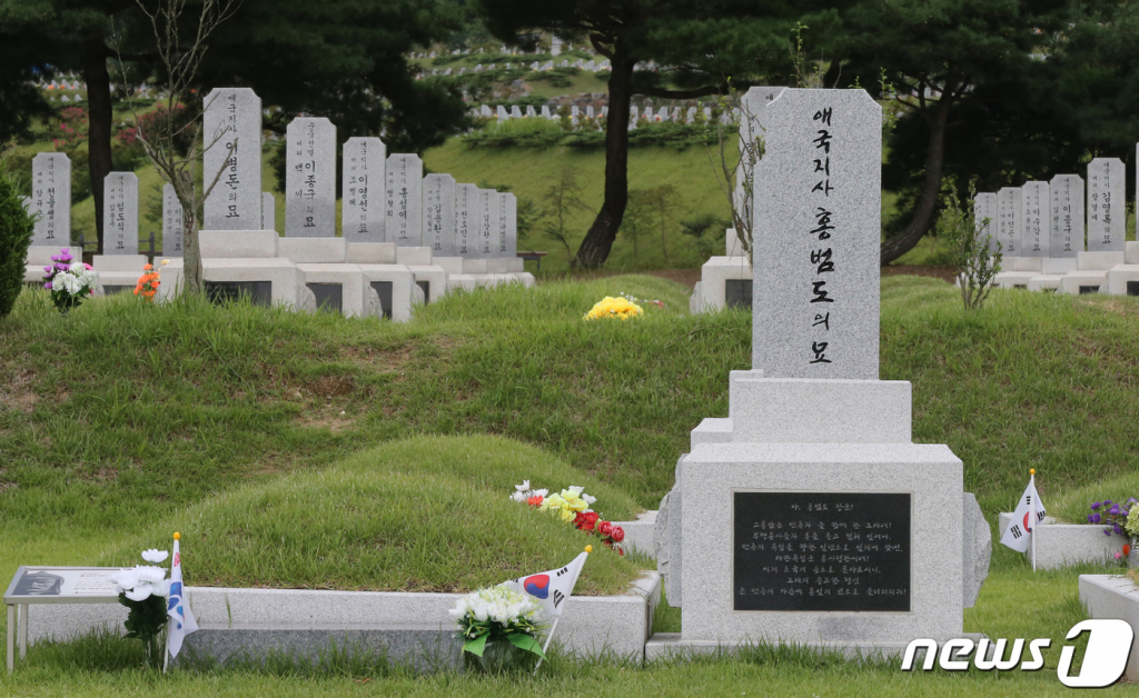 (대전=뉴스1) 김기태 기자 = 정부가 육군사관학교 교내뿐 아니라 국방부 청사 앞에 설치된 고(故) 홍범도 장군 흉상에 대해 이전을 검토 중인 것으로 알려진 가운데 28일 대전 유성구 국립대전현충원 애국지사묘역에서 홍범도 장군 묘역에 태극기가 놓여있다. 2023.8.28/뉴스1 Copyright ? 뉴스1. All rights reserved. 무단 전재 및 재배포 금지.