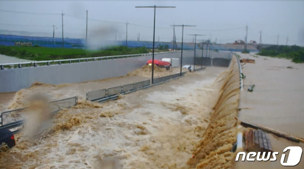 (청주=뉴스1) 박건영 기자 = 15일 폭우로 인해 침수되는 충북 청주시 오송궁평지하차도 .(충북도 제공).2023.07.16./뉴스1  Copyright ? 뉴스1. All rights reserved. 무단 전재 및 재배포 금지.