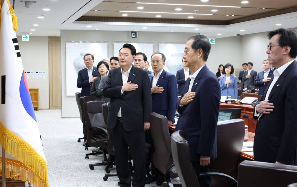 [서울=뉴시스] 전신 기자 = 윤석열 대통령이 29일 서울 용산 대통령실 청사에서 열린 국무회의에서 국기에 대한 경례를 하고 있다. (대통령실통신사진기자단) 2023.08.29.