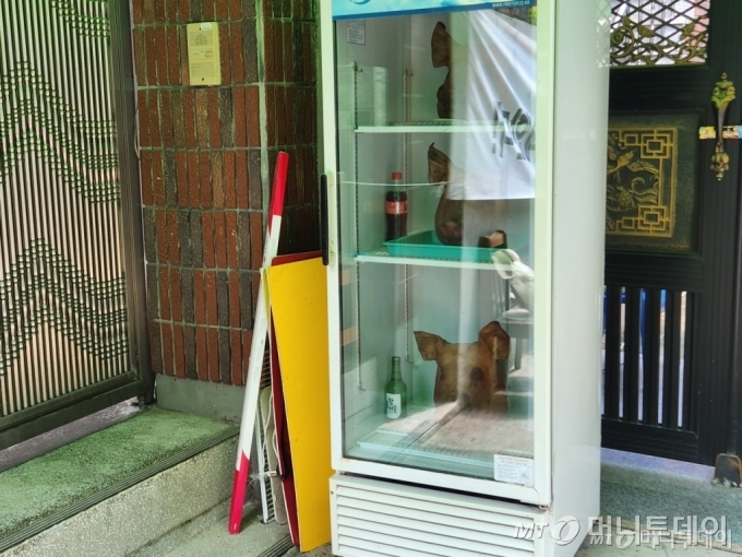 지난달 31일 머니투데이 기자가 대구 북구 대현동 이슬람 사원 건립 현장을 찾았다. 이슬람 사원 건립에 반대하는 주민들이 돼지고기를 금기시 하는 이슬람교도들의 특성에 빗대 돼지머리 냉장고를 설치했다./사진=최지은 기자