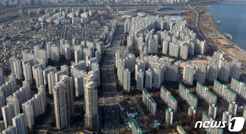 (서울=뉴스1) 구윤성 기자 = 사진은 30일 서울 송파구 롯데월드타워 서울스카이에서 바라본 이 일대 아파트 단지의 모습. 2022.11.30/뉴스1  Copyright ? 뉴스1. All rights reserved. 무단 전재 및 재배포 금지.