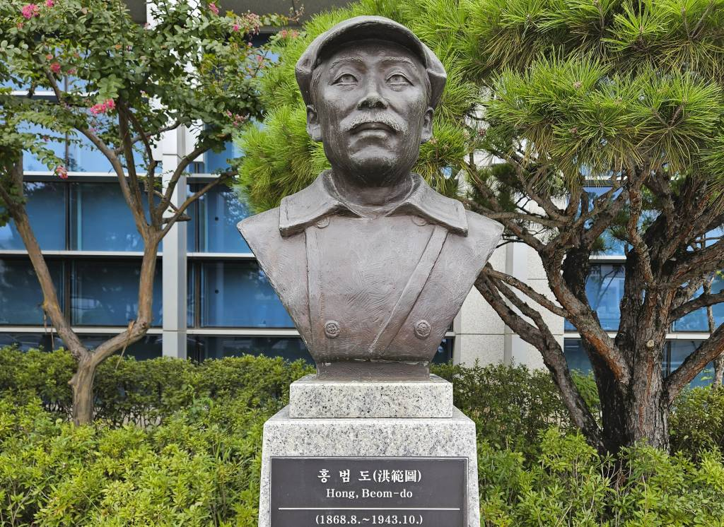 [서울=뉴시스] 옥승욱 기자 = 국방부가 육군사관학교 내에 설치된 고(故) 홍범도 장군 흉상을 포함한 국방부 청사 앞에 설치된 흉상도 필요시 이전을 검토하고 있다고 밝혔다. 사진은 28일 서울 용산구 국방부 청사 앞에 설치된 고(故) 홍범도 장군 흉상 모습. 2023.08.28.
