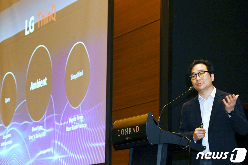 (서울=뉴스1) = 정기현 LG전자 플랫폼사업센터 부사장이 20일 서울 여의도 콘래드 호텔에서 열린 글로벌 표준 연합 'CSA' 정례회의에서 LG 씽큐의 비전을 소개하고 있다. 이날 정 부사장은 "가까운 미래엔 LG 씽큐가 고객 생활패턴을 학습하고 개개인의 특성에 맞춘 최상의 스마트홈 환경을 조성해 고객 삶의 자유도를 높여줄 것"이라고 말했다. 이어 "집, 직장, 휴가지에서까지 나를 챙겨주는 똑똑한 동반자 역할로 발전시키겠다"라며 스마트홈의 미래 모습도 제시했다. (LG전자 제공) 2023.3.20/뉴스1 Copyright ? 뉴스1. All rights reserved. 무단 전재 및 재배포 금지.
