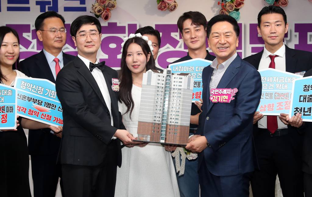 김기현 국민의힘 당 대표가 11일 오전 서울 여의도 국민의힘 당사에서 열린 '국민의힘 청년정책네트워크 결혼 페널티 정상화 정책 발표'에서 예비 신혼부부 등 참석자와 퍼포먼스를 하고 있다. 2023.08.11. /사진=뉴시스