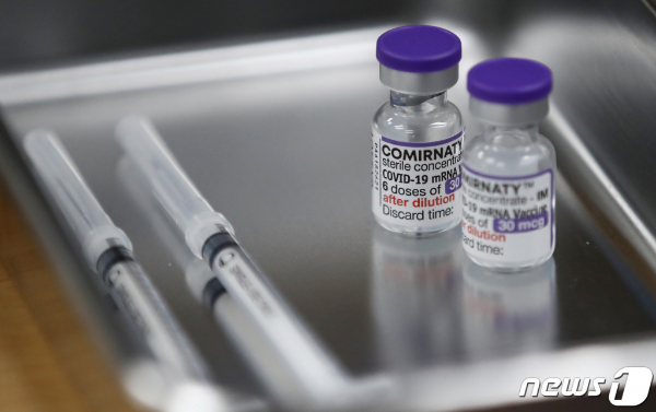 (서울=뉴스1) 김민지 기자 = 지난 5월 서울 종로구보건소에 화이자의 mRNA 코로나19 백신 '코미나티주'가 준비돼 있다. 2023.5.15/뉴스1  Copyright ? 뉴스1. All rights reserved. 무단 전재 및 재배포 금지.