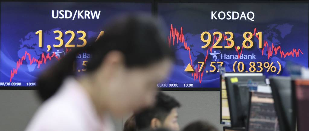 [서울=뉴시스] 김근수 기자 = 30일 서울 중구 하나은행 딜링룸에서 직원들이 업무를 보고 있다. 코스닥지수는 전 거래일(916.24)보다 7.57포인트(0.83%) 오른 923.81에 거래를 종료했으며, 코스피는 전 거래일(2552.16)보다 9.06포인트(0.35%) 상승한 2561.22에 장을 마쳤다. 서울 외환시장에서 원·달러 환율은 전 거래일(1321.9원)보다 1.5원 뛴 1323.4원에 마감했다. 2023.08.30.