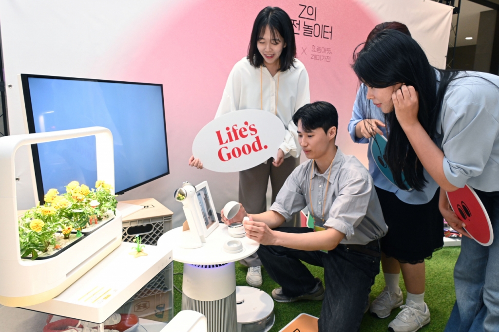 LG크루 구성원들이 지난 23일 서울 마곡 LG사이언스파크에서 열린 '요즘애들 재미가전(展)' 전시회에서 LG전자 가전과 함께 포즈를 취하고 있다./사진제공=LG전자