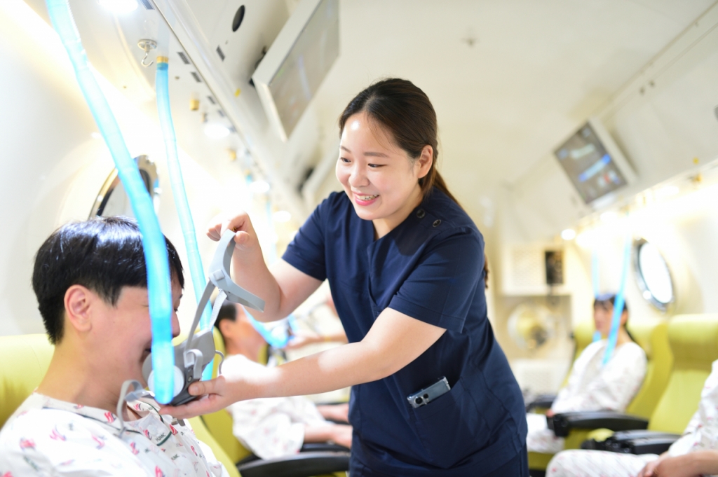 한림대 한강성심병원 본관 1층에 자리잡은 고압산소치료센터 내 챔버에서 응급구조사가 환자에게 산소마스크를 씌우고 있다. /사진=한림대의료원