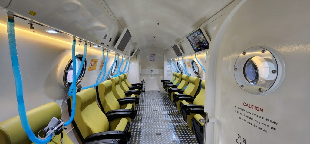 비행기 내부를 연상케 하는 고압산소치료장비 내부. 의자마다 산소를 들이마실 수 있도록 호흡기가 장착돼 있다. 출입문을 닫고 압력을 가하면 고압의 산소를 마실 수 있다. /사진=정심교 기자